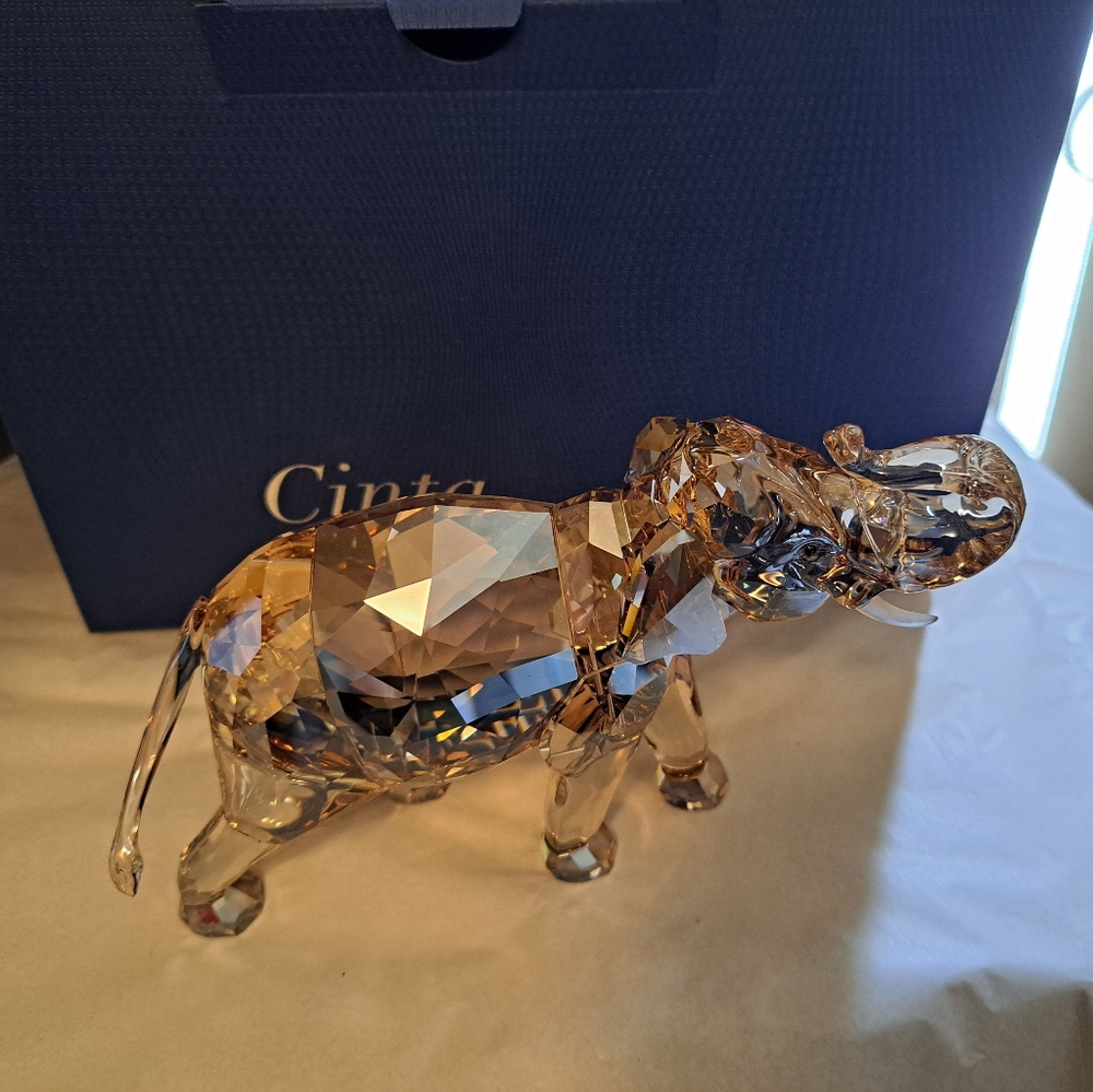 Swarovski Elephant in box with plaque and COA Pristine 1137207